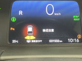 周囲の障害物に近づくと、ブザーでお知らせして衝突回避をサポートします。駐車時や狭い道での走行の際に便利です。
