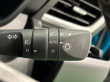 周りの明るさに応じて点灯するオートライト。ワンタッチターンシグナル機能付き方向指示器になっています。レバーはターン位置で固定されず、手を離すと元の位置に戻ります。
