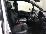 高いホールド性で運転姿勢が安定します。長距離ドライブでも疲れにくいのが魅力です。快適なドライビングライフをお送りください♪