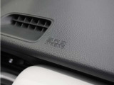 ◆助手席エアバッグ◆SRSエアバッグは、シートベルトだけでは防ぎきれない衝突時の衝撃から乗員を守るための安全装置。衝突時に瞬時に膨らみ、頭部や胸部がダッシュボードに直接衝突するのを防ぎます。