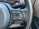 スイッチ操作で一定速度に走行を制御。加速、減速の少ない高速道路などでの運転をより快適にするクルーズコントロールを装備。