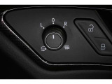 狭い場所も苦になりません。電動格納ドアミラー装備。