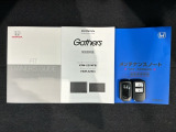 スマートキーは鍵をバッグに入れたままでもドアロックの開閉やエンジンのON・OFFができます。夜間や雨の日も鍵を探さなくて良いので便利です。