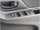 運転席窓操作スイッチです。一括して操作ができ大変便利ですね。