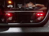 運転席と助手席には、【シートヒーター】が装備されています。温度調整も切り替えができお好みの設定で快適なドライブを楽しめます。腰から下が暖まると、暖房よりも体があったまりますよ。