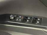 格納式リモコンドアミラーと、パワーウィンドウマスタースイッチです。車内の換気も運転席から簡単に行えます。