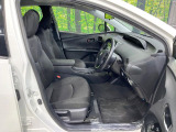 運転席まわりには十分なスペースがあり、大柄な方でもゆったり運転していただける環境です。