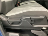 手動のレバーを使って、シートの高さや背もたれの角度を変えることができます。