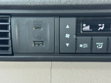 USBポート装着で、携帯等の充電に便利です。