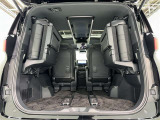 3列目シートは跳ね上げ式で折りたたみ可能です。キャンプ用品など大きな荷物もばっちり収納可能です!