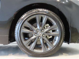 純正のアルミホイール装着車です。タイヤサイズは215/45R17です。