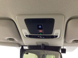 【SOSボタン】体調が悪くなったときや、事故に遭遇したとき、あおり運転にあっている時など、緊急時にボタンを押すと緊急サポートセンターにつながり、オペレーターが警察・救急への取次ぎを行います。