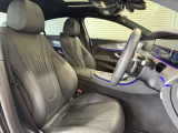 メルセデスのシートは、少し硬めに出来ておりますので、長時間の運転でも疲れにくく、安全にドライビングをお楽しみ頂けます