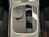 ドライバーを中心に考えた運転席の設定になっております。ナビゲーション/エアコンの操作も簡単に操作が可能です。是非、ご試乗で体感していただくことをおススメいたします。