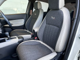 足元もゆったりで長時間の運転も疲れにくいフロントシートです。