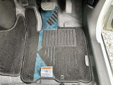 運転席フロアマットに破れやほつれは見当たりません。