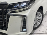 【LEDヘッドライト】悪天候や夜間走行時も良好な視界を確保し安心して運転できる高輝度LEDヘッドライトを装備!点灯速度が早く、消費電力も抑えられています。