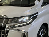 【LEDヘッドライト】白く照らされるのが特徴です。明るいだけでなく、周囲からの認知されやすく歩行者や死角にいる方へアピール効果、安全性が飛躍的に向上します!