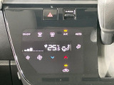 【オートエアコン】一度お好みの温度に設定すれば、車内の温度を検知し風量や温度を自動で調整。暑い&hellip;寒い&hellip;と何度もスイッチ操作をする必要はありません。快適な車内空間には必須の機能ですね♪