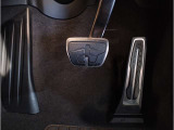 ペダル】BMWはオルガン式アクセルペダルを採用しています。踏み込む足とペダルが同じ軌跡を描くため、かかとがずれにくく、アクセルコントロールがよりしやすくなるメリットがあります