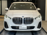 【キドニーグリル】BMWの代名詞。一目見ただけでBMWであると認識できる確固たるアイコンとして存在感を放ちます。キドニーグリルは80年以上続く伝統の形でございます。変わらないこだわりのデザインです