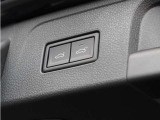 電動テールゲート搭載で利便性向上。両手がふさがっている時にも便利な装備です。