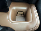 運転席の手の届く場所には500mlのパック飲料もピッタリ入る大きめのドリンクホルダーがございます(^^) ドライブ中の水分補給もバッチリです♪