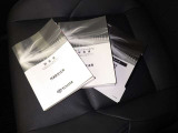 メンテナンスノート、取扱説明書です。 その車の整備記録が事細やかに記録されています。 車が生まれてから今までどのような道を歩んできたのか判るとても重要な物ですよ。