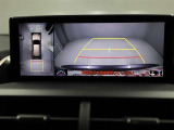パノラミックビューモニターを装備。駐車場や交差点でクルマを真上から見るように周囲を確認できます。機能の詳細は販売店スタッフまでおたずねください。