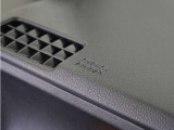 ◆助手席エアバッグ◆SRSエアバッグは、シートベルトだけでは防ぎきれない衝突時の衝撃から乗員を守るための安全装置。衝突時に瞬時に膨らみ、頭部や胸部がダッシュボードに直接衝突するのを防ぎます。