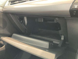 こちらに車検証等の書類を収納することができます。