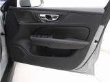 運転席ドアの全景です。キャビンを彩るすべてのものに、機能を形にした美しさが備わっています。