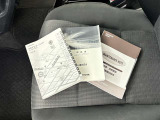 メンテナンスノート、取扱説明書ですね。 車の情報が凝縮されています。 車の整備記録が記載されている大事な物ですよ。