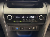 お好みの温度に設定すれば、車内の温度を検知し自動で調整してくれるオートエアコン!暑い、寒いと何度もスイッチを操作しなくても済みます☆☆