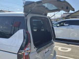 デュアルバックドアを閉める取手が左右に付いています。バックドアが汚れていても手を汚す心配がありません。