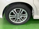 純正アルミホイールです。足元が引き立つので、車全体のイメージがアップしますよ!