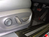 パワーシート搭載。微妙な調整が手軽にでき、ピッタリのポジションで運転することが可能です。