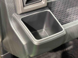 助手席埋め込み式カップホルダー(太ボトル600mm収納可能)
