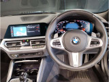 【ハンドル】ドライバーとBMW車の一体感がダイレクトに伝わるステアリングホイール。形状・太さへの拘りに加えて、操作性を高める為にスイッチ類も配置。クイックかつ安定のドライビングを体感下さい!