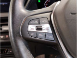 運転中にもオーディオの音量やFMの切り替えなどステアリングでの操作で切り替え可能なため、ステアリングから手を放す必要がない為、運転中でも操作が簡単でございます。