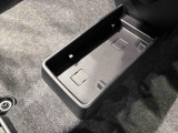 ティッシュ箱もぴったり収まるセンターフロアトレイ