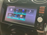 CDやラジオ、テレビ、SDなど複数のAVソースが一覧で表示され、使いたい音源を選びやすい画面です。項目が整理されていて内容をひと目で確認しやすく、日々の通勤やお出かけの車内時間に活用できます。