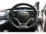 運転中もハンドルでの操作が可能です。特に高速道路等の目が離せない運転時には、便利さだけでなく、安全性も兼ね備えております。