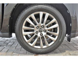 純正18インチアルミ、タイヤサイズは235/55R18です。