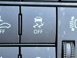 タイヤの空転を抑えて安全な発進をサポートする「TRC(トラクションコントロール)」ですが、雪道や泥・砂地などのぬかるみにはまった際、あえてシステムを一時的にOFFにできます
