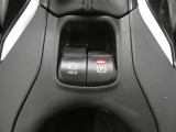 電動パーキングブレーキを搭載。スイッチ操作でパーキングブレーキを作動・解除することが可能ですので、操作の力が不要ですよ♪