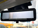 【スマートリヤビューミラー】後席の大きな荷物や同乗者で後方が確認しづらい時でも安心!カメラが撮影した車両後方の映像をルームミラー内に表示。クリアな視界で状況の確認が可能です!