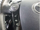ステアリングスイッチ付き。前方から目を離すことなく操作することが可能です。