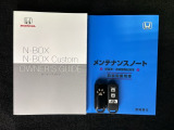 スマートキーは鍵をバッグに入れたままでもドアロックの開閉やエンジンのON・OFFができます。夜間や雨の日も鍵を探さなくて良いので便利です。