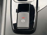 電動ブレーキ&オートホールドでブレーキ力を自動でキープ信号待ちなどの停車時に、ブレーキペダルを踏み続けていなくても自動的にブレーキ力がキープ。ペダルを踏み続けることによる足の疲れを緩和します。